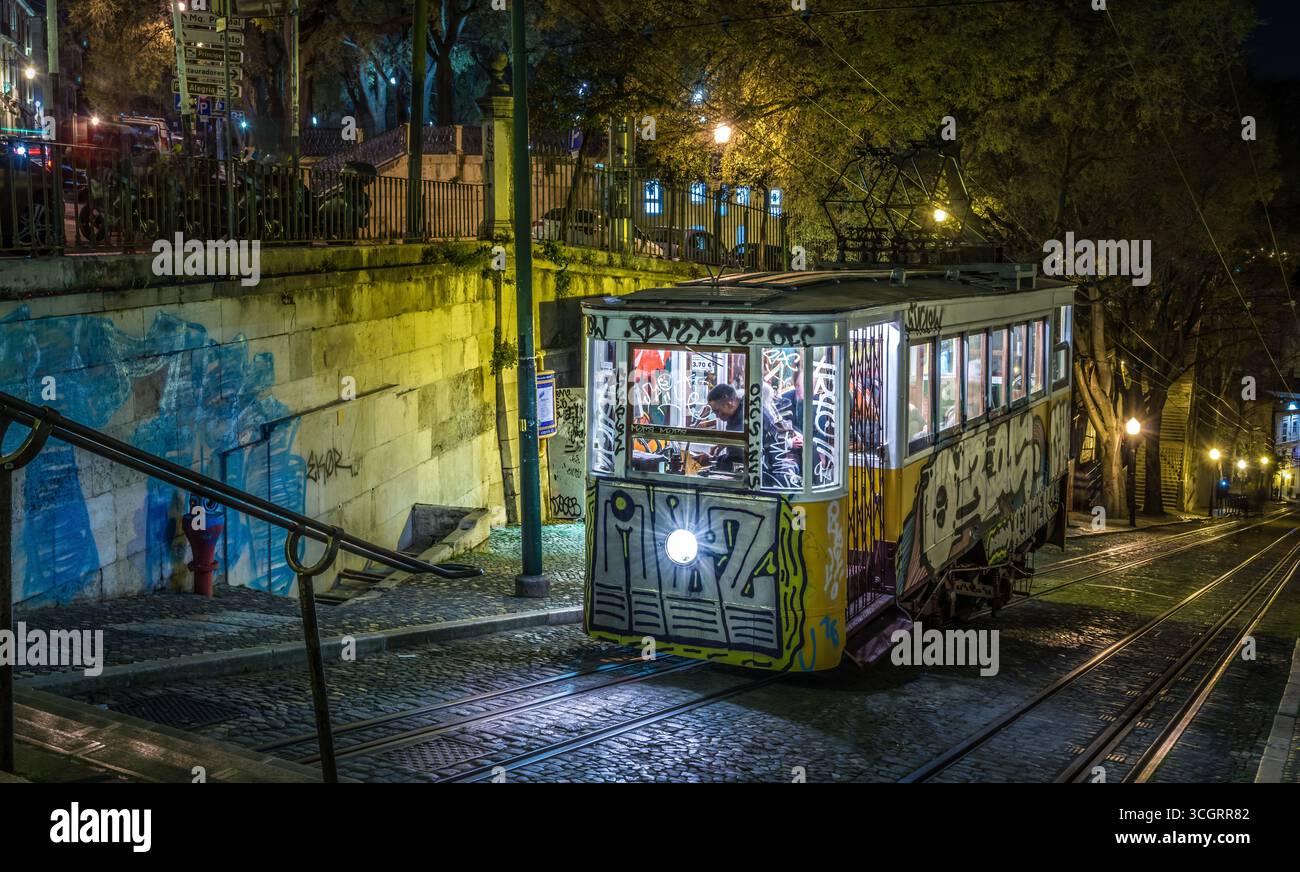 Lissabon Nachtbahn mit Graffiti auf der historischen Straßenbahn in Portugal Stockfoto