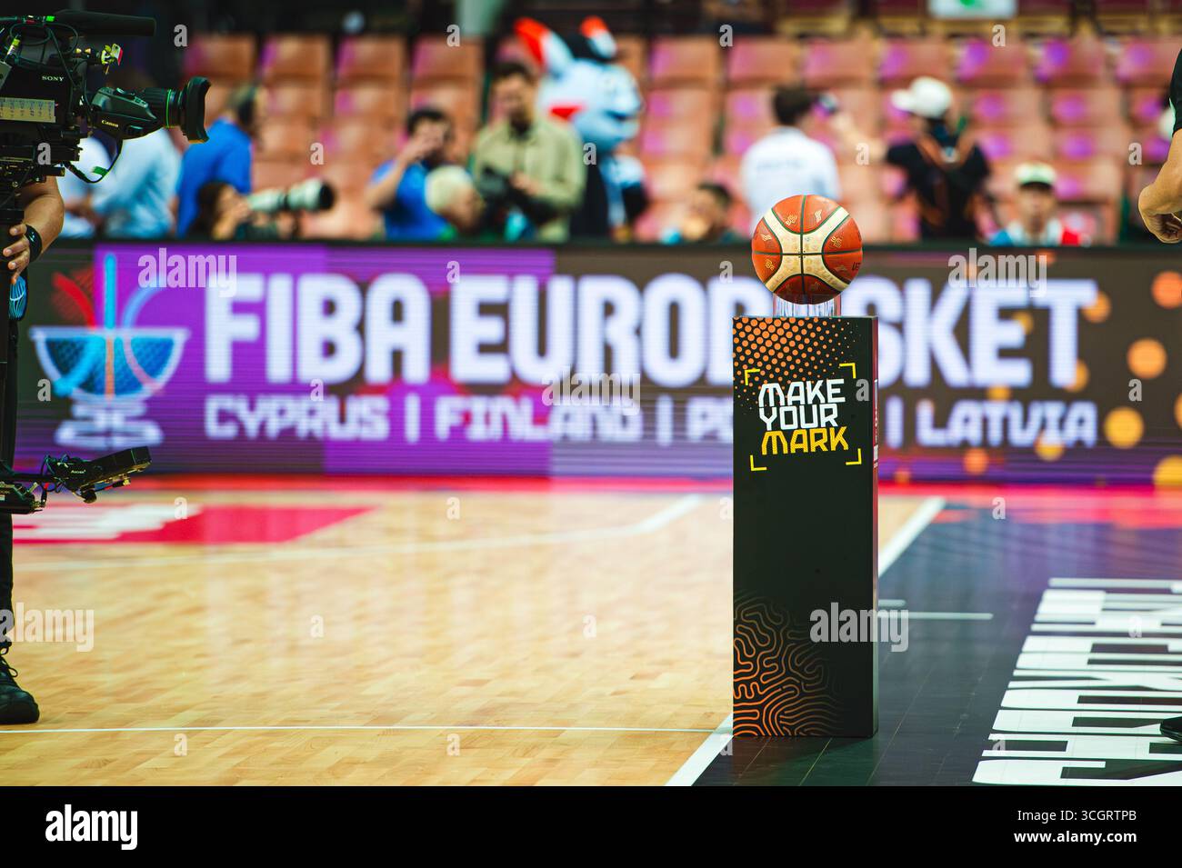 KATTOWITZ, POLEN – 28. AUGUST 2025: Basketball: EuroBasket 2025: Israel – Island in der Spodek Arena Kattowitz. Offizieller EuroBasket-Ball und Logo. Stockfoto