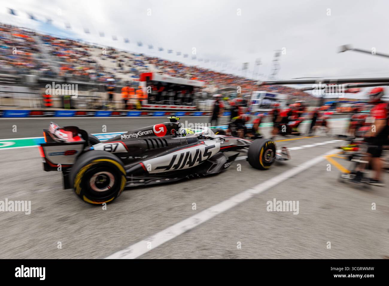 Oliver Bearman (MoneyGram Haas F1 Team, #87) kommt zum Boxenstopp, großer Preis der Niederlande, Motorsport, Formel 1, Saison 2025, 29.08.2025 Foto: Eibner-Pressefoto/Alexander Neis Stockfoto