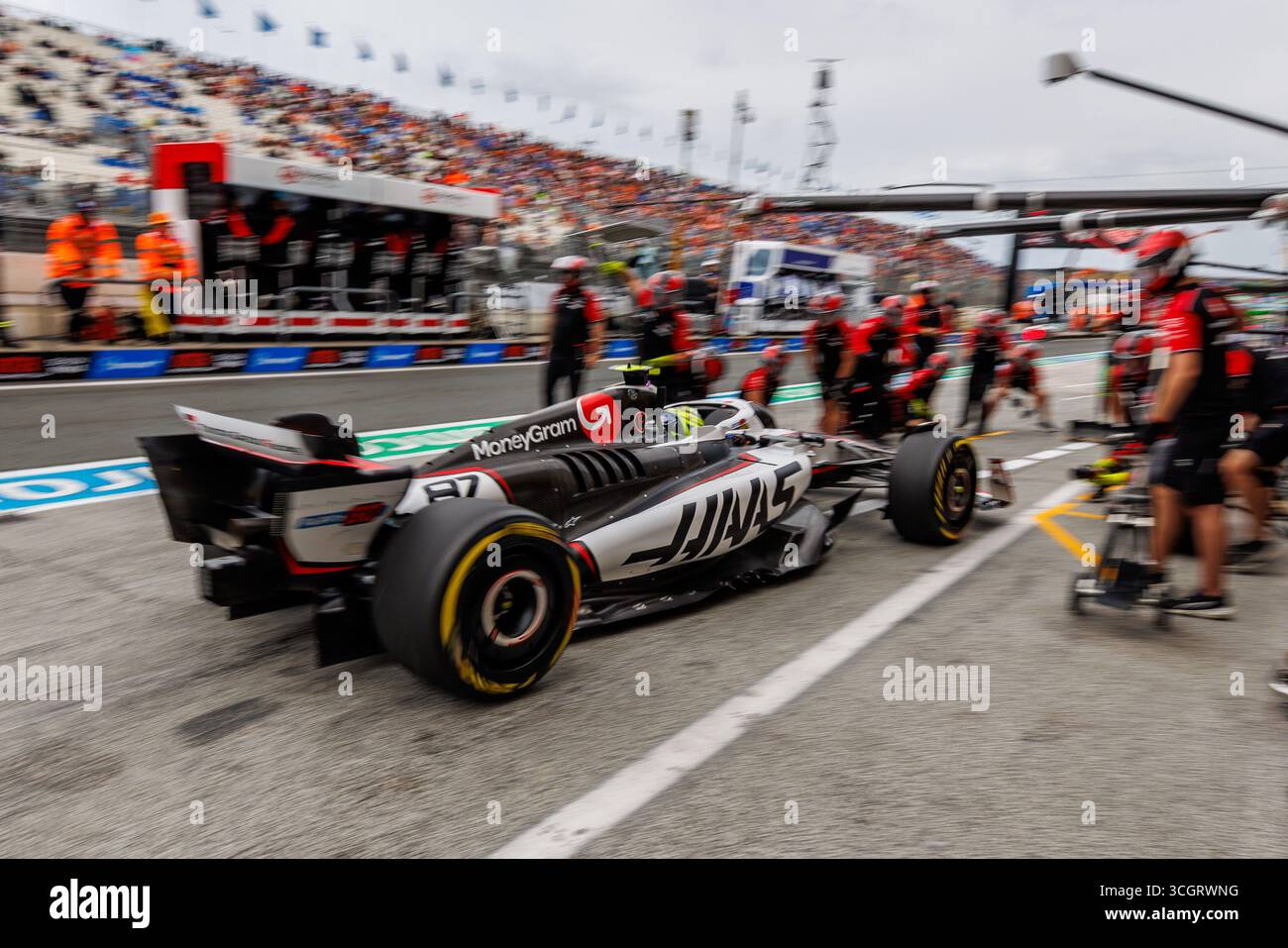 Oliver Bearman (MoneyGram Haas F1 Team, #87) kommt zum Boxenstopp, großer Preis der Niederlande, Motorsport, Formel 1, Saison 2025, 29.08.2025 Foto: Eibner-Pressefoto/Alexander Neis Stockfoto