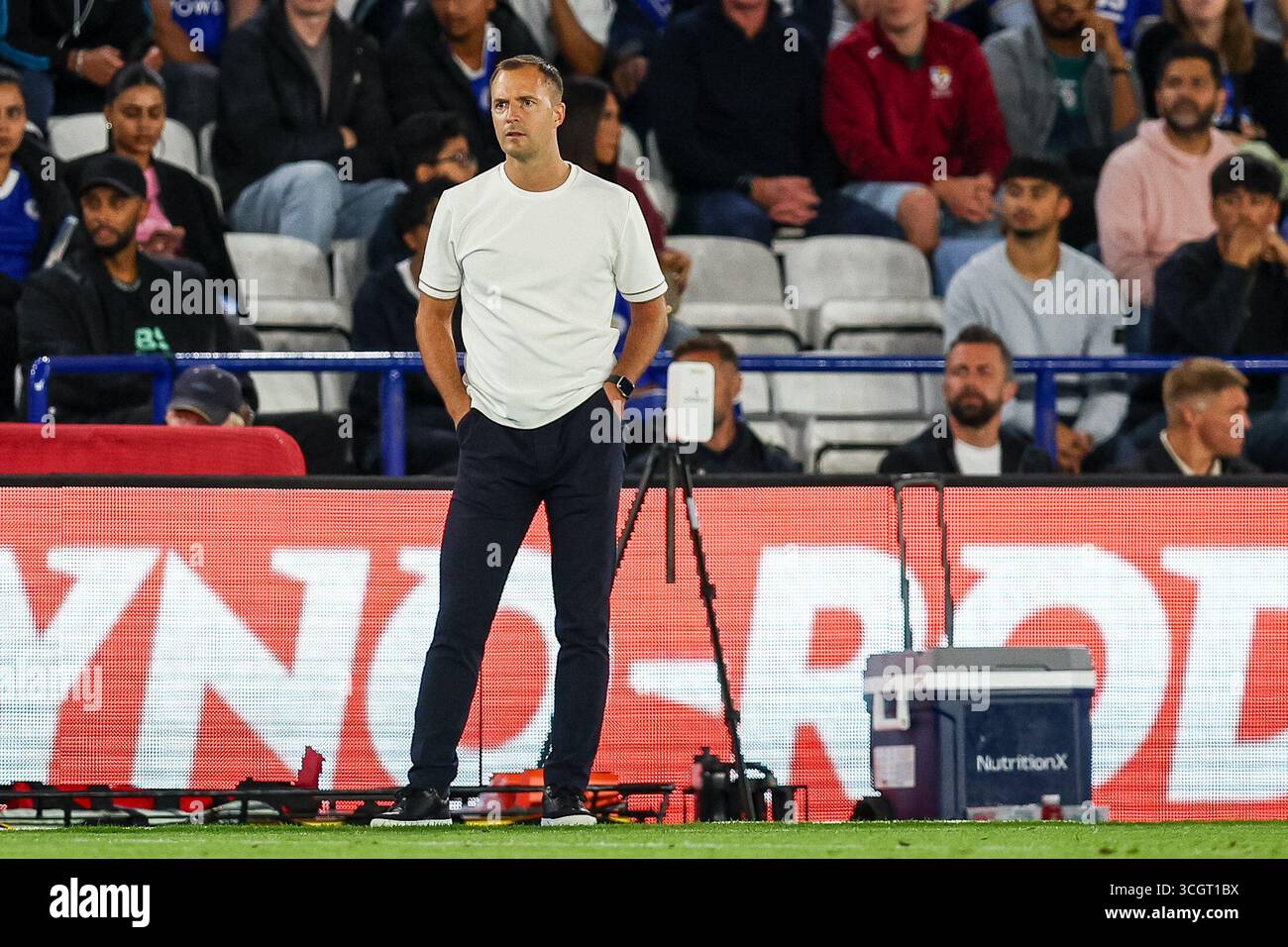 Chris Davies von Birmingham City beobachtet, wie sein Team die Action während des Sky Bet Championship-Spiels zwischen Leicester City und Birmingham City am Freitag, den 29. August 2025, im King Power Stadium in Leicester, vorantreibt. (Foto: Stuart Leggett | MI News) Credit: MI News & Sport /Alamy Live News Stockfoto