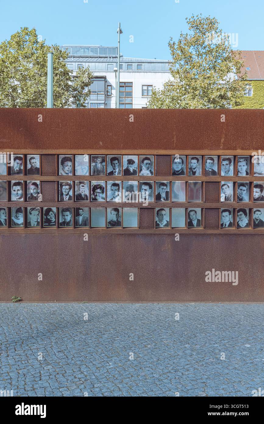 Die Berliner Mauer trennte Ost- und West-Berlin von 1961 bis 1989, symbolisierte die Teilung des Kalten Krieges und endete mit der Wiedervereinigung Deutschlands. Stockfoto