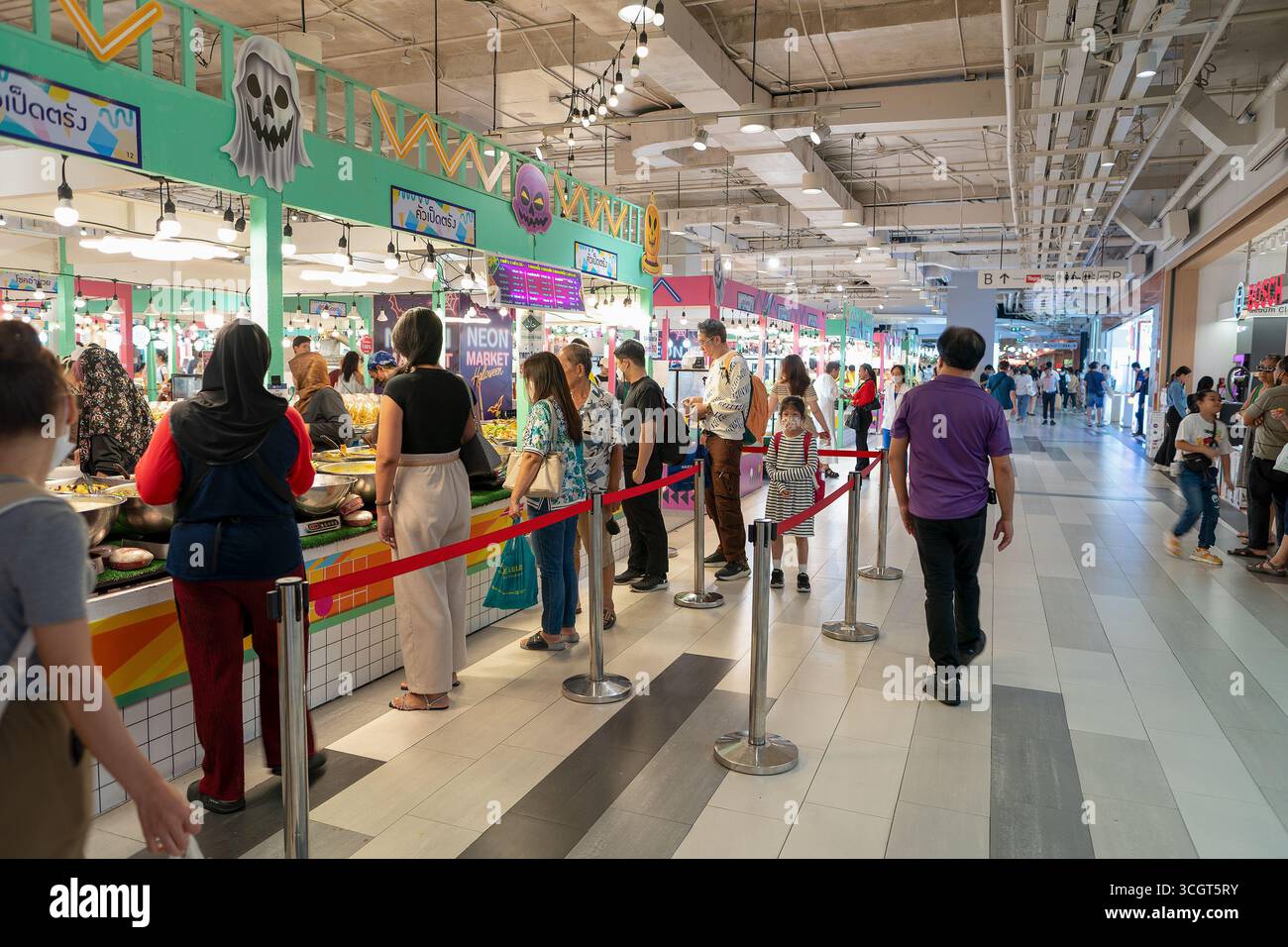 Bangkok, Thailand - 13. Oktober 2024: Menschen stehen an Imbissständen im Zentrum von Rama 9. Stockfoto