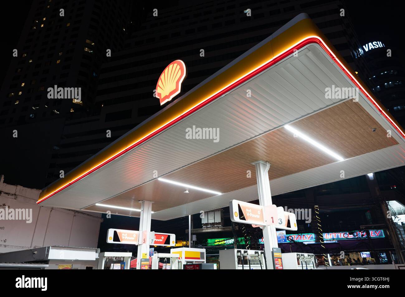 Bangkok, Thailand - 14. Oktober 2024: Eine Shell-Tankstelle in Bangkok, mit dem legendären Shell-Logo und der Dachkonstruktion sichtbar. Stockfoto