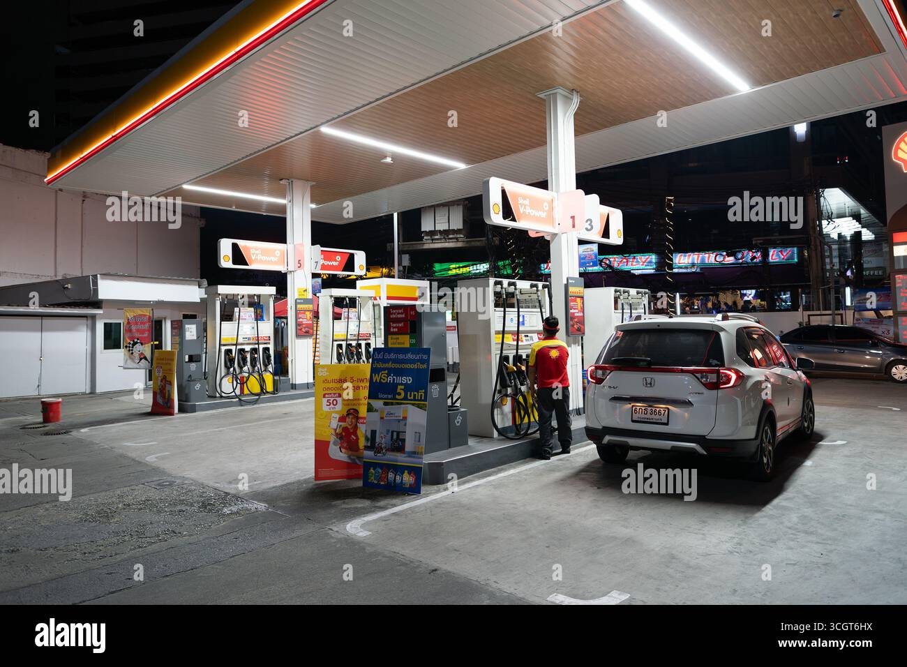 Bangkok, Thailand - 14. Oktober 2024: Ein Honda-Fahrzeug betankt nachts an einer Shell-Tankstelle in Bangkok. Stockfoto