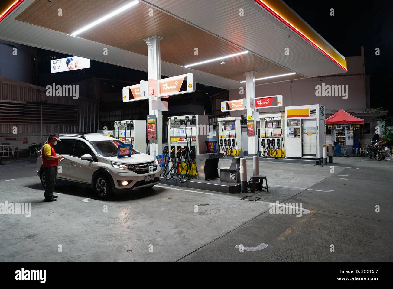 Bangkok, Thailand - 14. Oktober 2024: Ein Honda-Fahrzeug betankt nachts an einer Shell-Tankstelle in Bangkok. Stockfoto