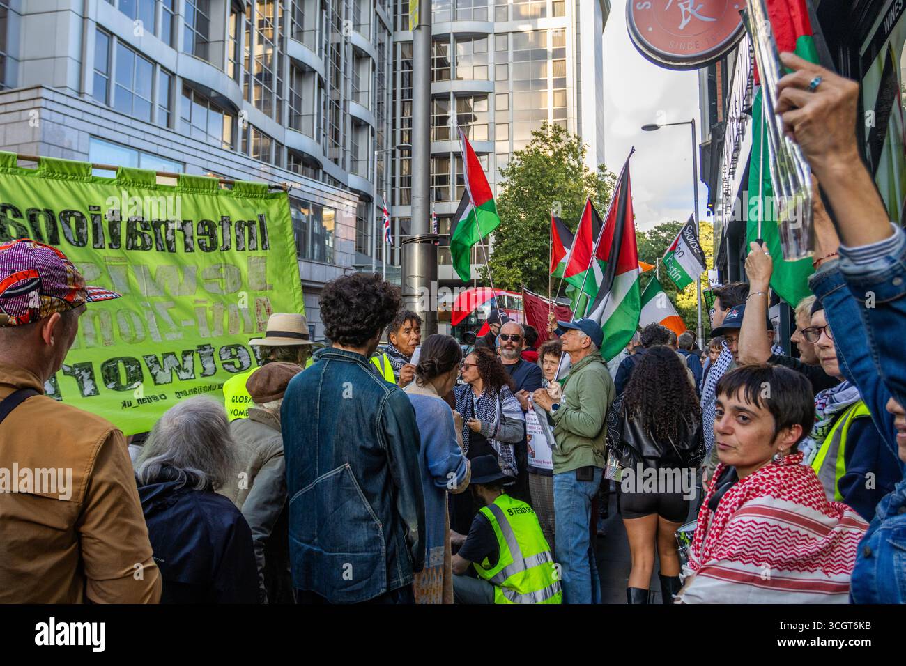 Pro-palästinensische Aktivisten des IJAN veranstalteten vor der israelischen Botschaft in Zentral-London einen „Töpfe und Pfannen“-Protest. Demonstranten schlugen Töpfe und Pfannen, um auf die Krise im Gazastreifen aufmerksam zu machen, stießen aber auf Gegenproteste. Eine bedeutende Polizeipräsenz wurde eingesetzt, um die Gruppen zu trennen und die Ordnung aufrechtzuerhalten. Stockfoto