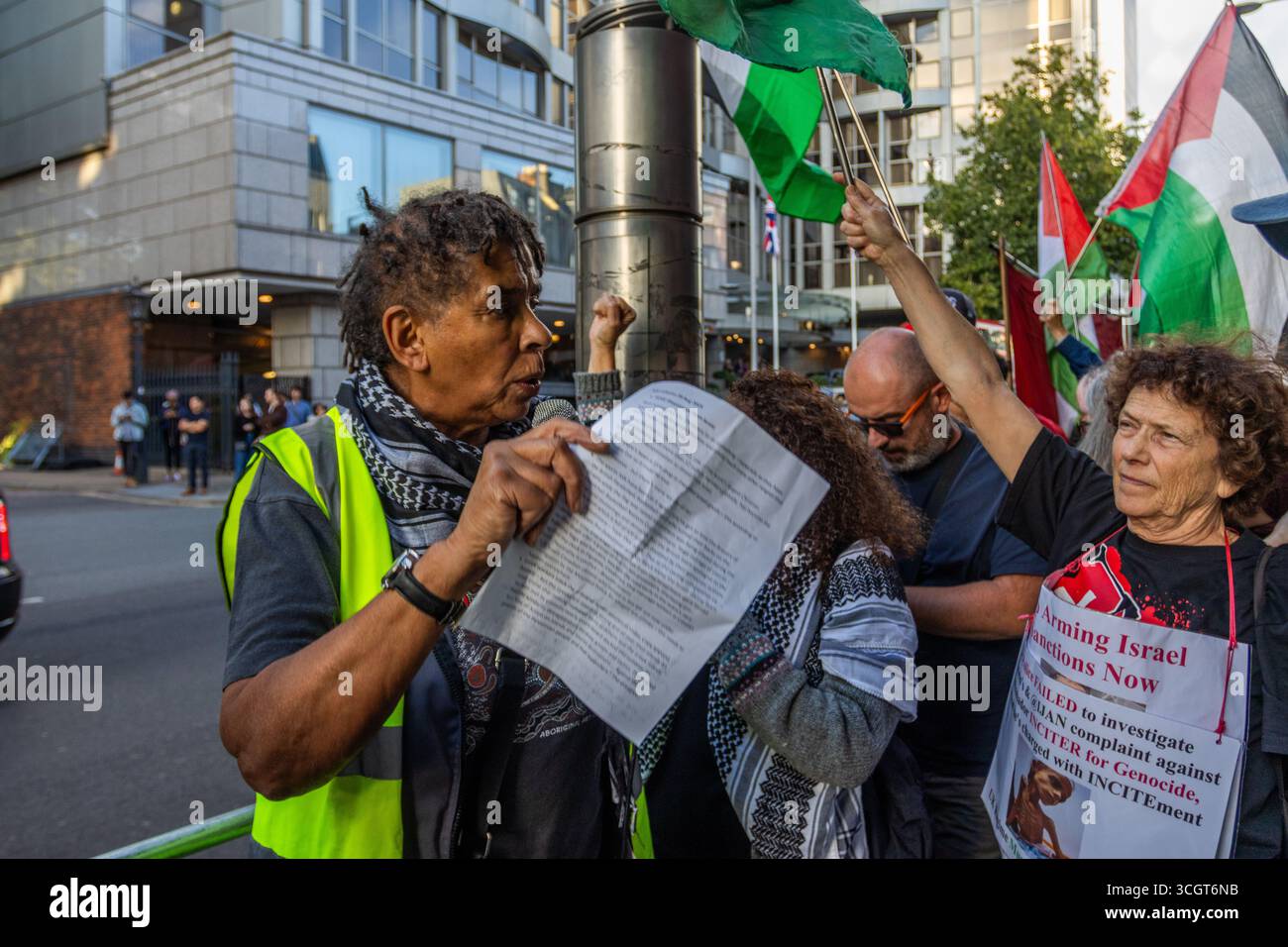 Pro-palästinensische Aktivisten des IJAN veranstalteten vor der israelischen Botschaft in Zentral-London einen „Töpfe und Pfannen“-Protest. Demonstranten schlugen Töpfe und Pfannen, um auf die Krise im Gazastreifen aufmerksam zu machen, stießen aber auf Gegenproteste. Eine bedeutende Polizeipräsenz wurde eingesetzt, um die Gruppen zu trennen und die Ordnung aufrechtzuerhalten. Stockfoto