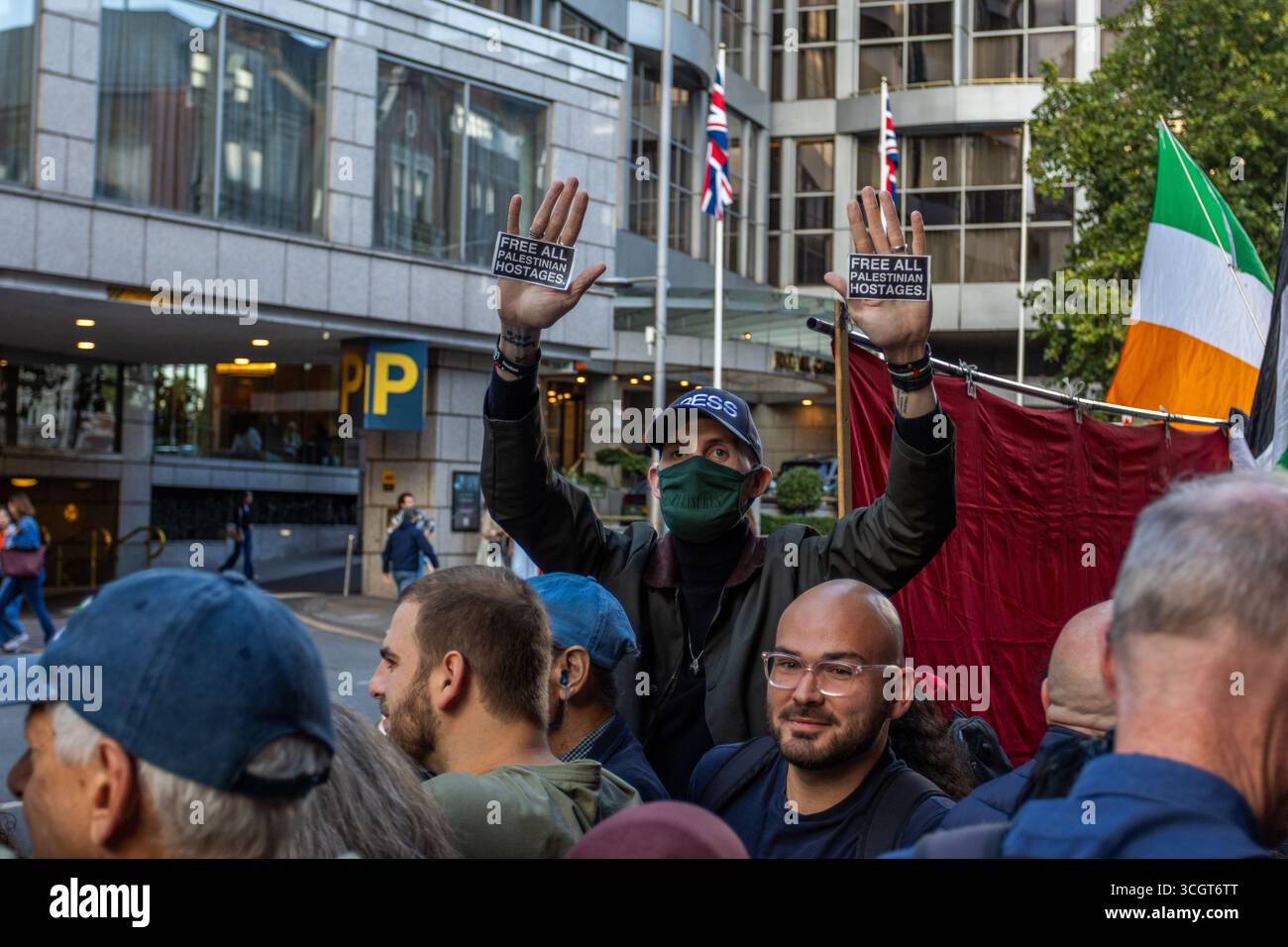 Pro-palästinensische Aktivisten des IJAN veranstalteten vor der israelischen Botschaft in Zentral-London einen „Töpfe und Pfannen“-Protest. Demonstranten schlugen Töpfe und Pfannen, um auf die Krise im Gazastreifen aufmerksam zu machen, stießen aber auf Gegenproteste. Eine bedeutende Polizeipräsenz wurde eingesetzt, um die Gruppen zu trennen und die Ordnung aufrechtzuerhalten. Stockfoto