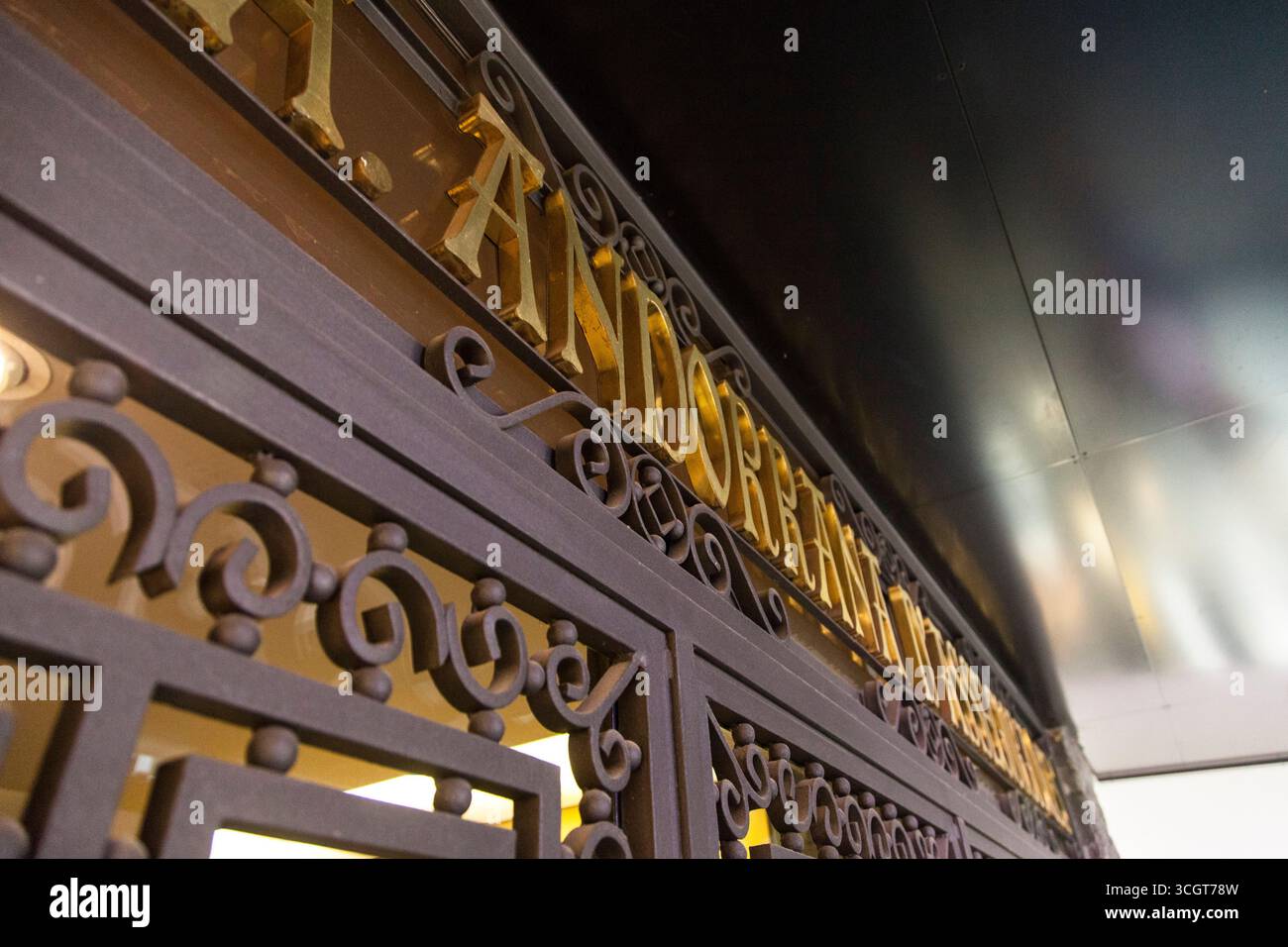 Blick auf ein elegantes Eisentor für ein Restaurant Stockfoto