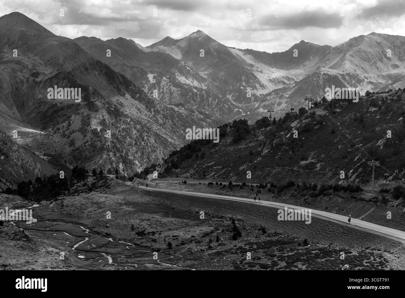 Ein Pfad, der durch ein Bergtal führt, entlang von Bächen Stockfoto