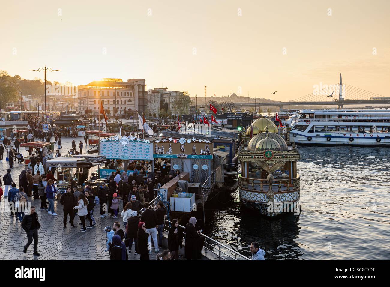 Istanbul, Türkei, 13. April 2025; Menschen essen Fisch und Brot in Eminonu Istanbul, Türkei. Traditionelle Fischbrotboote im Bezirk Eminonu. Eminonu d Stockfoto