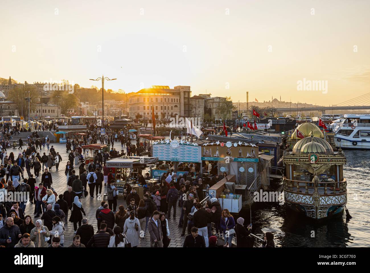 Istanbul, Türkei, 13. April 2025; Menschen essen Fisch und Brot in Eminonu Istanbul, Türkei. Traditionelle Fischbrotboote im Bezirk Eminonu. Eminonu d Stockfoto