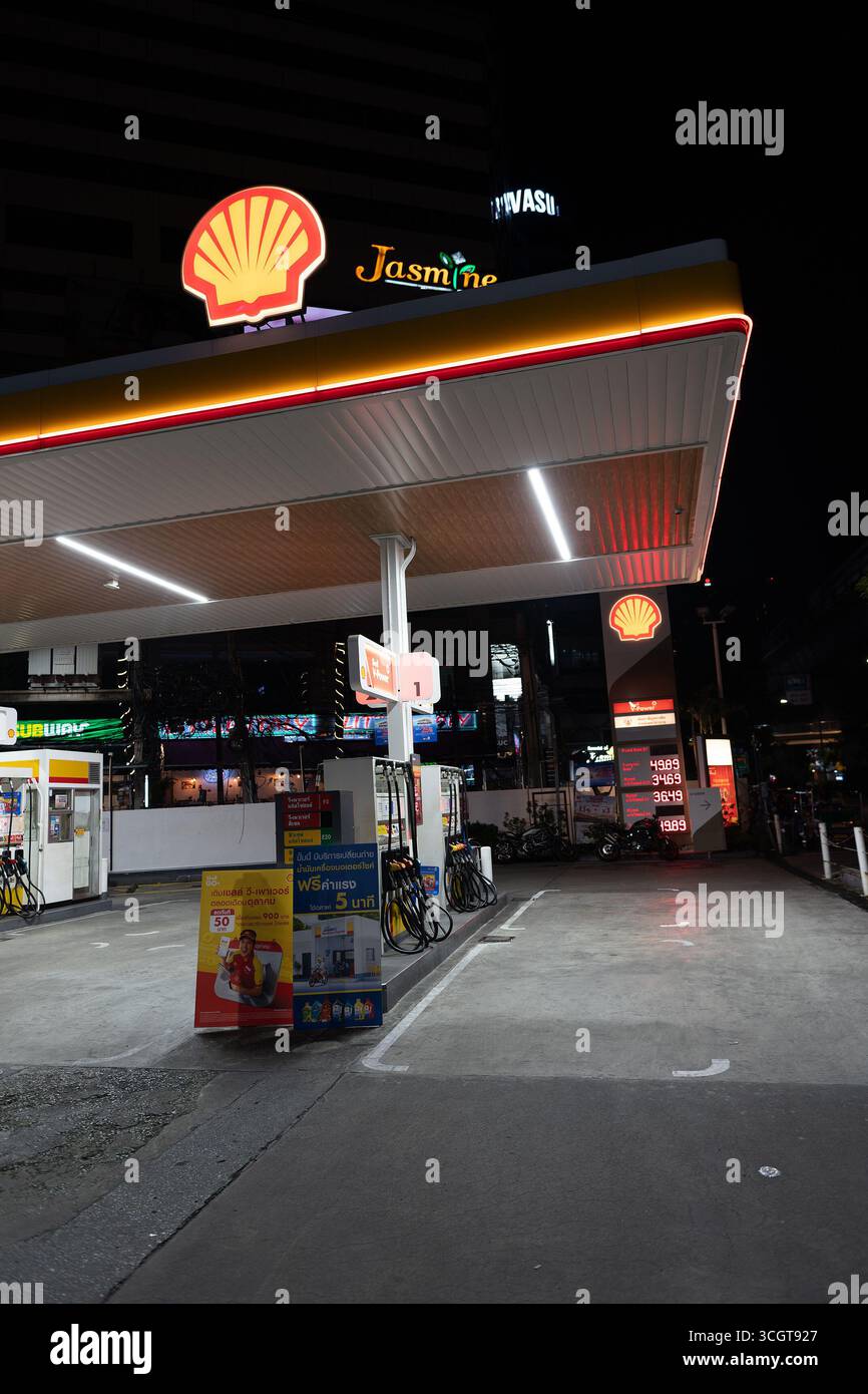 Bangkok, Thailand - 16. Oktober 2024: Blick auf eine Shell-Tankstelle in Bangkok. Stockfoto