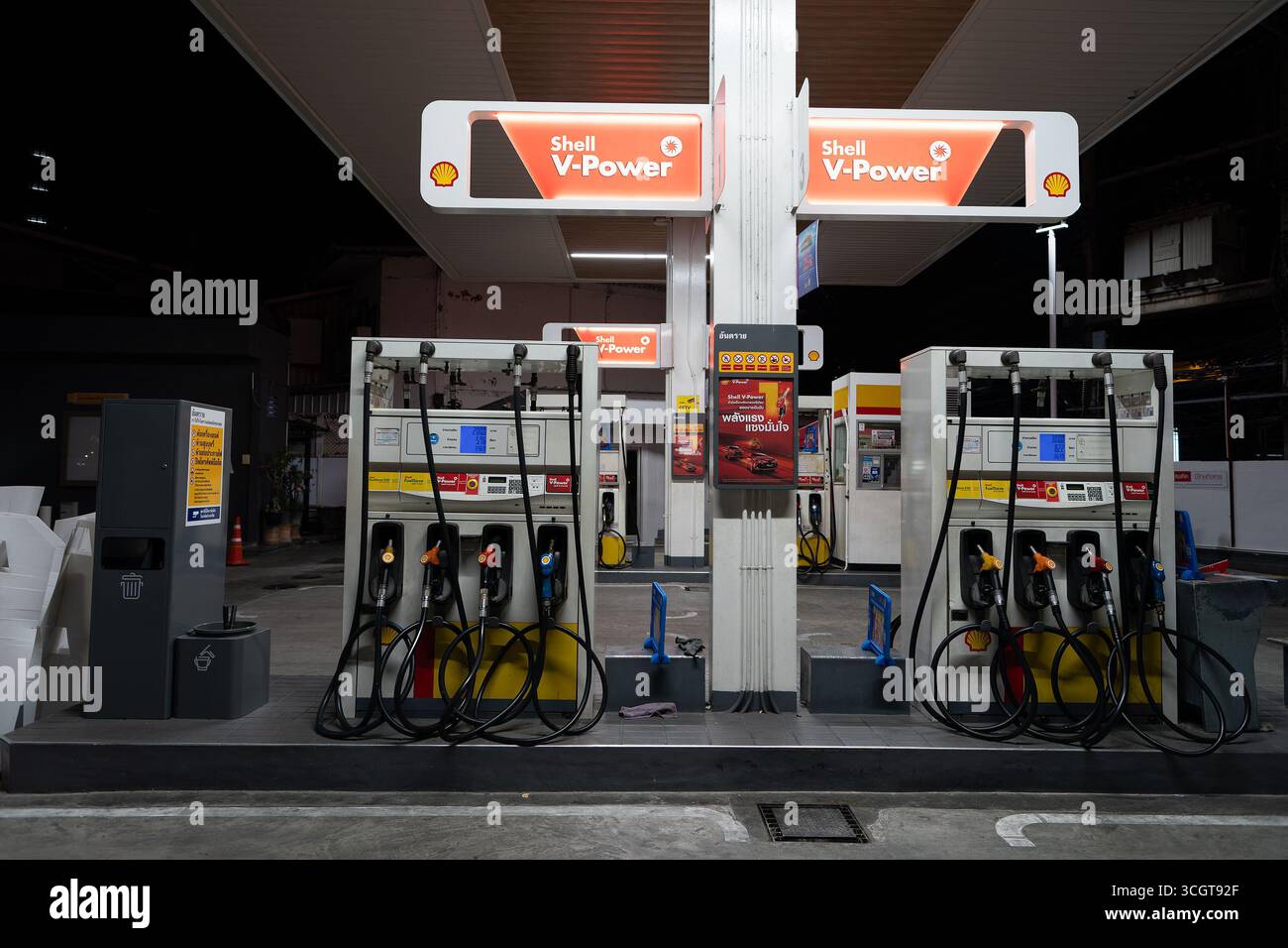 Bangkok, Thailand - 16. Oktober 2024: Die Kraftstoffpumpen und -Schläuche an einer Shell-Tankstelle in Bangkok. Stockfoto