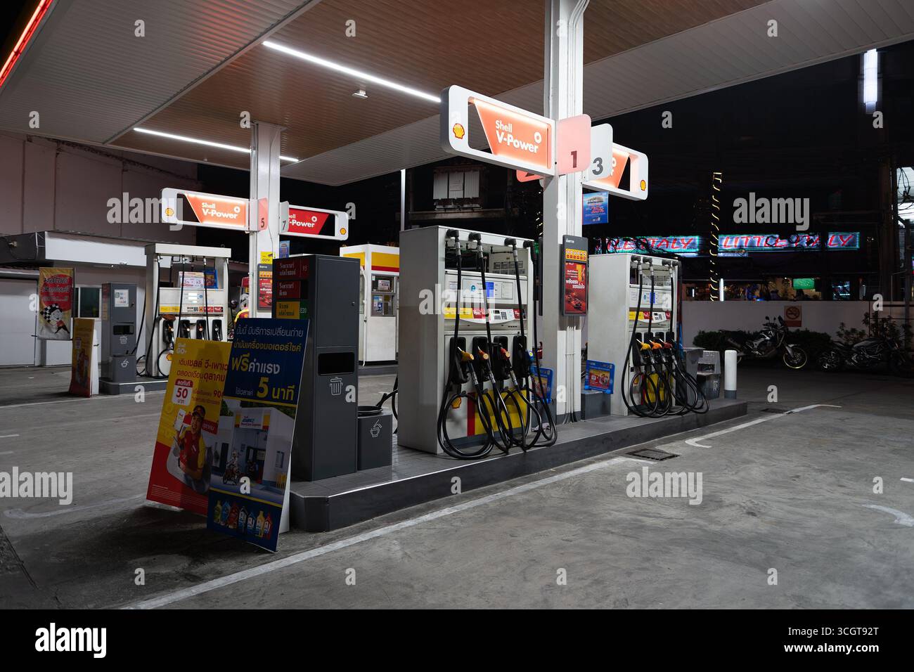 Bangkok, Thailand - 16. Oktober 2024: Die Kraftstoffpumpen und -Schläuche an einer Shell-Tankstelle in Bangkok. Stockfoto