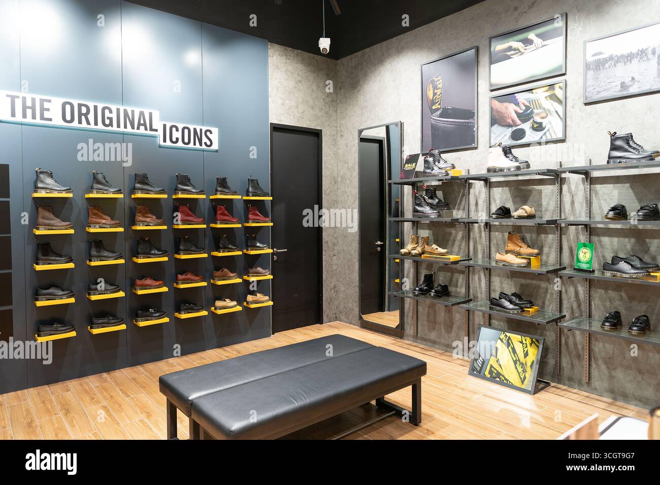 Bangkok, Thailand - 17. Oktober 2024: Schuhe werden in Regalen im Dr. Martens Store in EmSphere ausgestellt, mit dem Text „The Original Icons“ an der Wand. Stockfoto