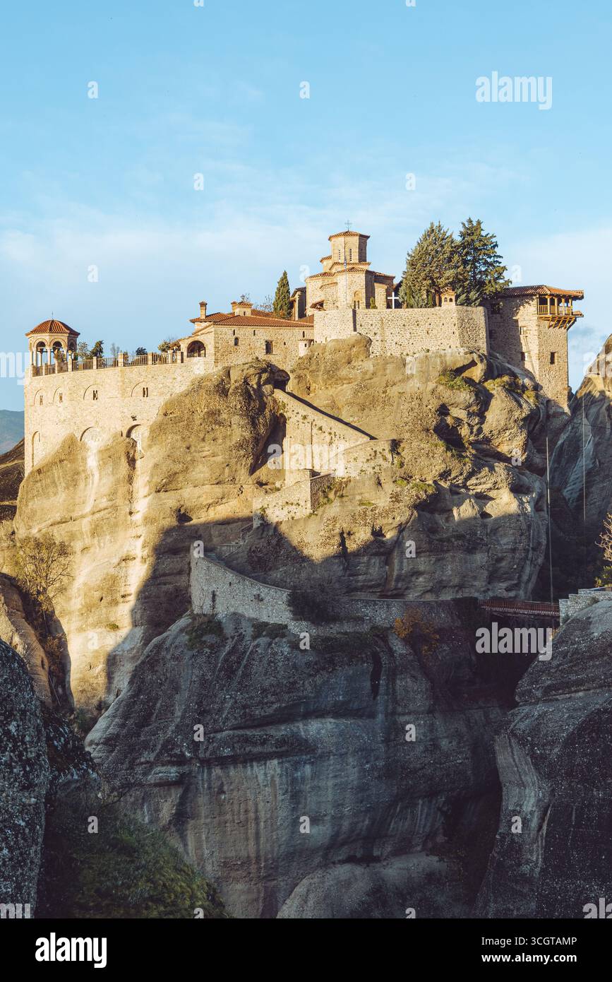 Meteora in Griechenland bietet atemberaubende Felssäulen mit antiken Klöstern, die Naturwunder mit spirituellen und architektonischen Wundertümern verbinden. Stockfoto