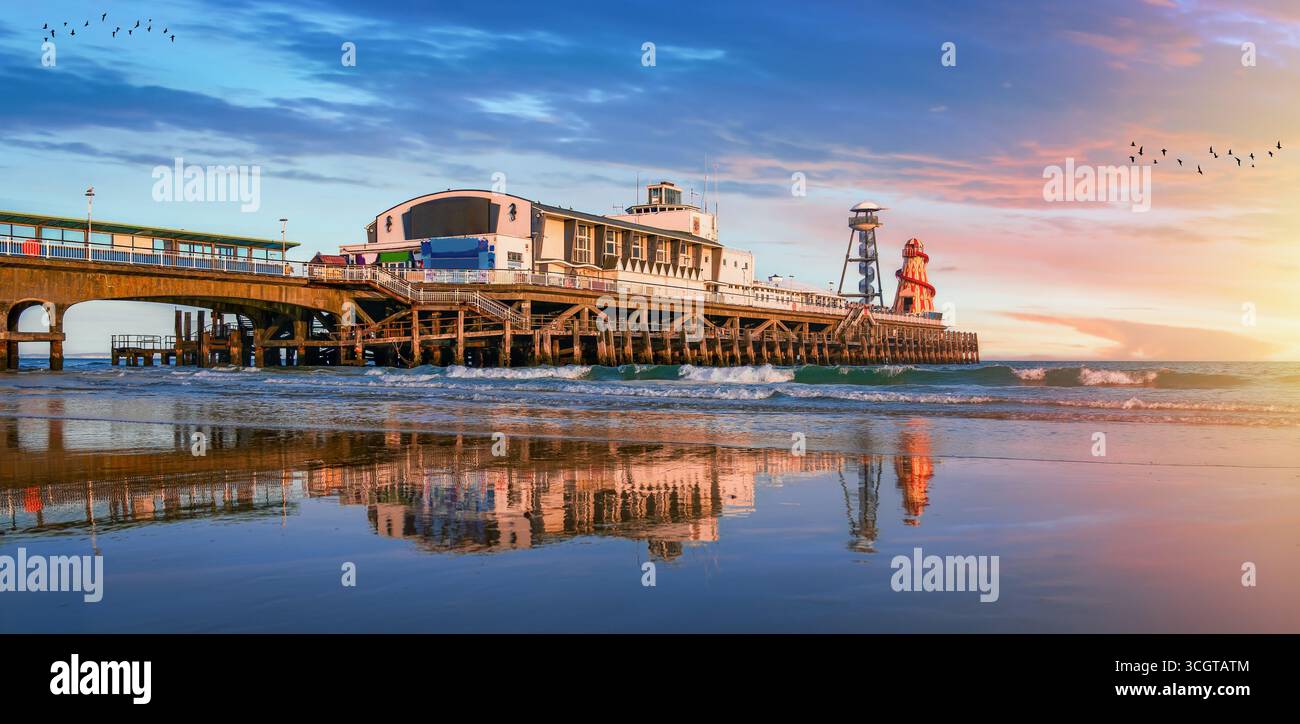 Bournemouth Beach at Sunset in Dorset, Großbritannien Stockfoto