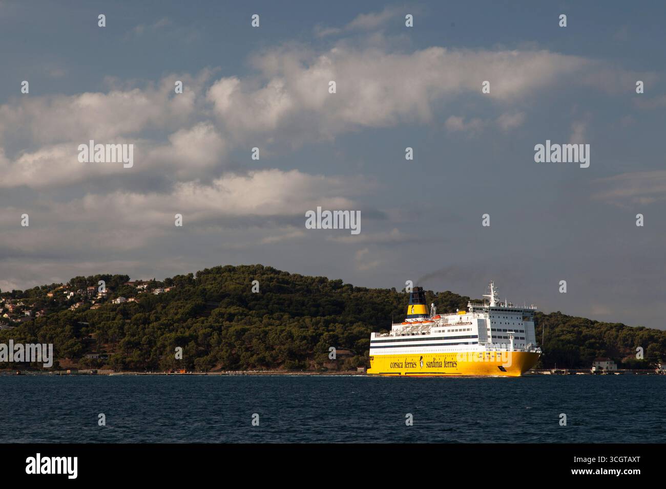 Eine Fähre von Corsica Ferries auf See in der Nähe von Südfrankreich Stockfoto