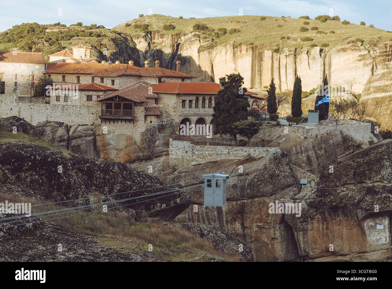 Meteora in Griechenland bietet atemberaubende Felssäulen mit antiken Klöstern, die Naturwunder mit spirituellen und architektonischen Wundertümern verbinden. Stockfoto