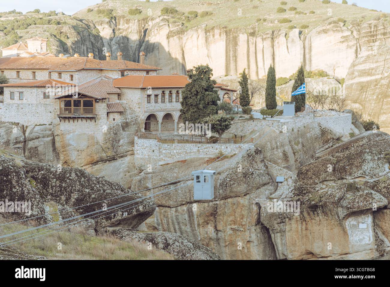 Meteora in Griechenland bietet atemberaubende Felssäulen mit antiken Klöstern, die Naturwunder mit spirituellen und architektonischen Wundertümern verbinden. Stockfoto