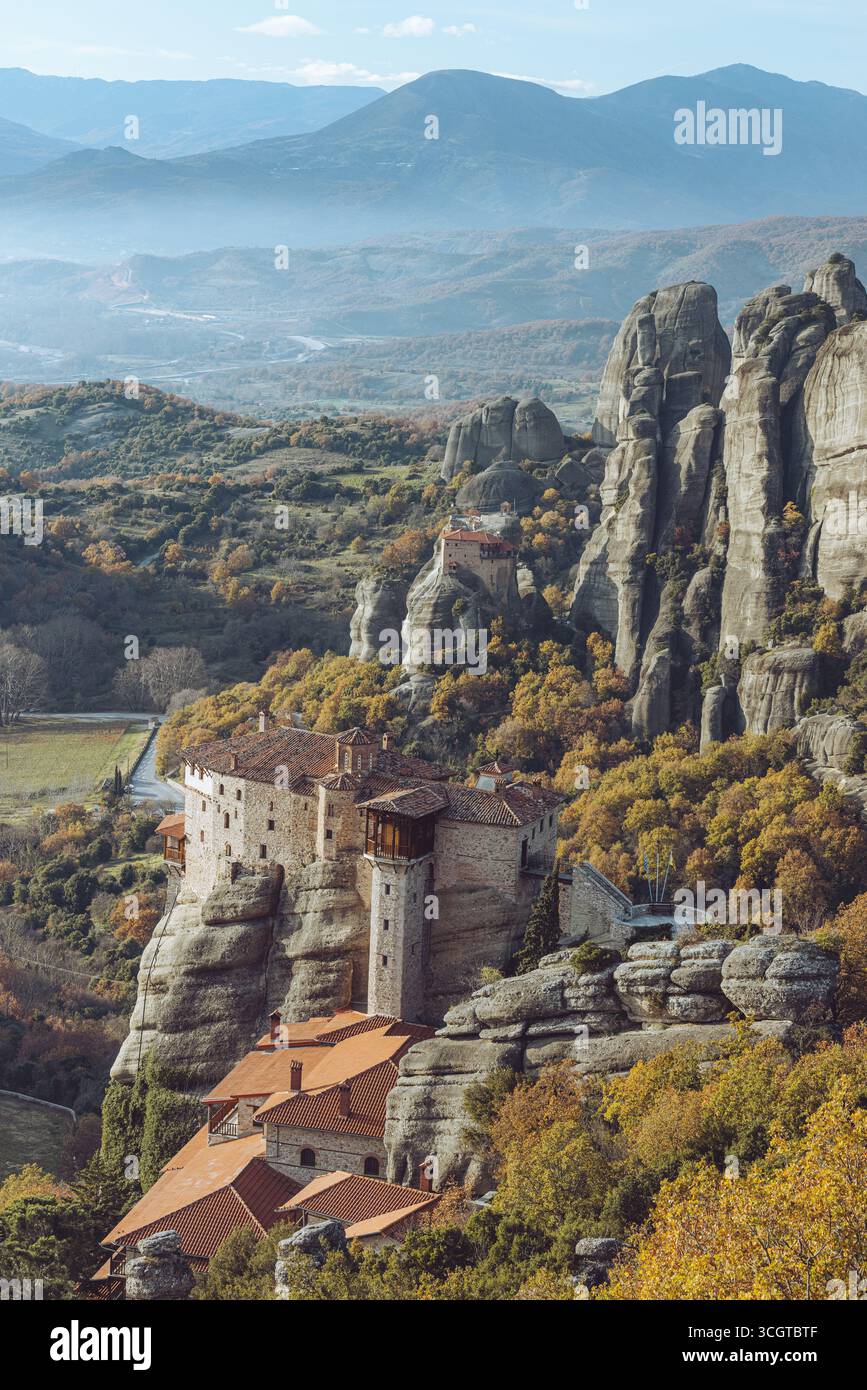 Meteora in Griechenland bietet atemberaubende Felssäulen mit antiken Klöstern, die Naturwunder mit spirituellen und architektonischen Wundertümern verbinden. Stockfoto