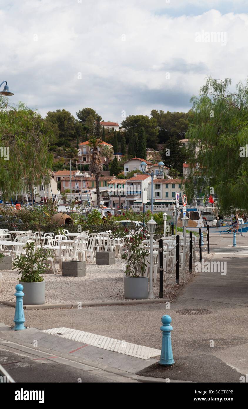 Eine ziemlich leere Fußgängerzone und ein Platz in Südfrankreich Stockfoto