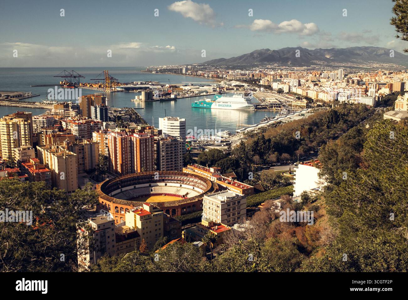 Malaga Bull Ring, eine historische Arena in Spanien, bietet traditionelle Stierkampfveranstaltungen und kulturelle Festivals, die das andalusische Erbe zeigen. Stockfoto Malaga Bull Ring, eine historische Arena in Spanien, bietet traditionelle Stierkampfveranstaltungen und kulturelle Festivals, die das andalusische Erbe zeigen. Stockfoto