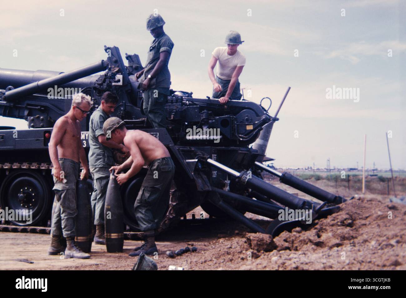 US-Army-Personal installieren M107-Projektile Sicherung in Vietnam Stockfoto