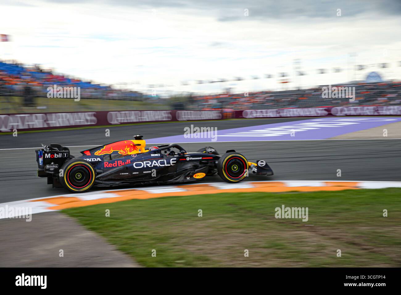 Zandvoort, Nederlands. August 2025. Max Verstappen (NED) - Oracle Red Bull Racing - Red Bull RB21 - Honda RBPT am Freitag, 2. Tag, Formel 1 Heineken Dutch Grand Prix 2025, Zandvoort, die Nederlands, vom 28. Bis 31. August - Runde 15 von 24 von 2025 F1 World Championship Credit: Alessio de Marco | Avens-Images.com/Alamy Live News Stockfoto
