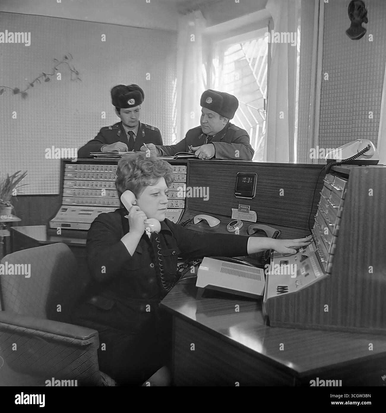Archivfotos des Kontrollraums der Abteilung Sicherheit (Vnevedomstvennaya Okhrana) in Slowiansk, 1980er Jahre, die einen Bediener an einer sowjetischen Alarmkonsole und Offiziere als Symbol für die Strafverfolgung und den friedlichen Dienst im Donbass vor dem Krieg zeigen. Stockfoto