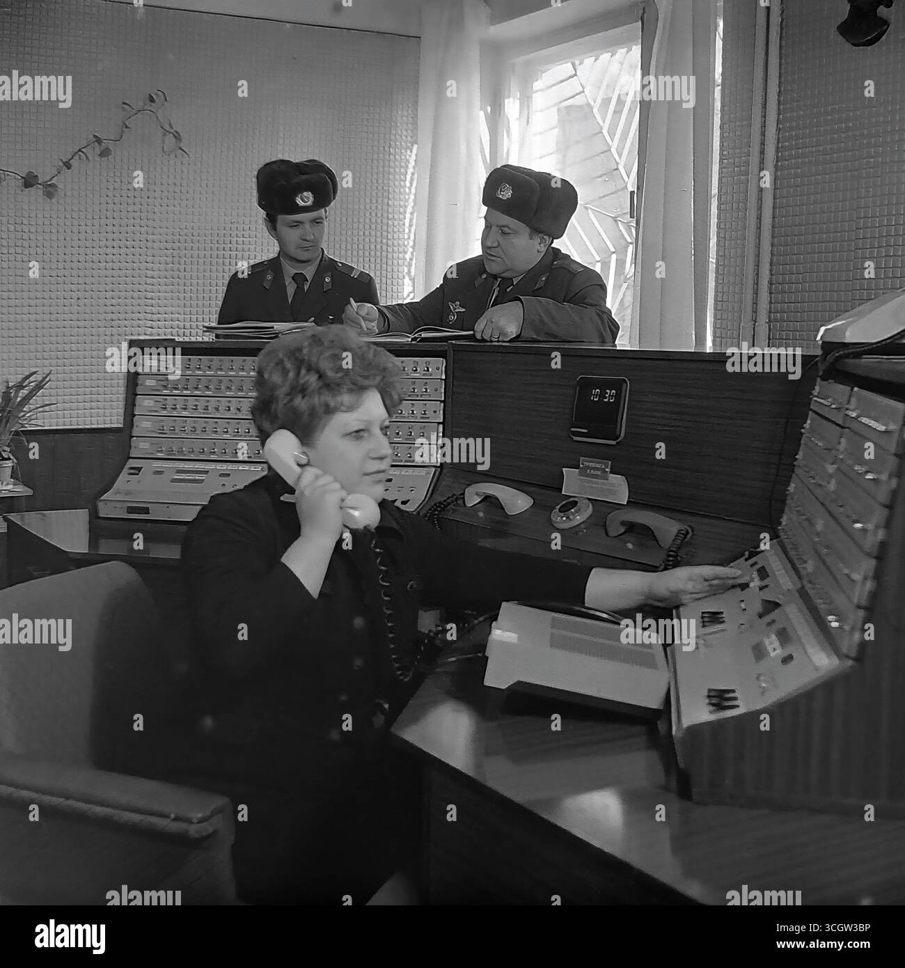 Archivfotos des Kontrollraums der Abteilung Sicherheit (Vnevedomstvennaya Okhrana) in Slowiansk, 1980er Jahre, die einen Bediener an einer sowjetischen Alarmkonsole und Offiziere als Symbol für die Strafverfolgung und den friedlichen Dienst im Donbass vor dem Krieg zeigen. Stockfoto