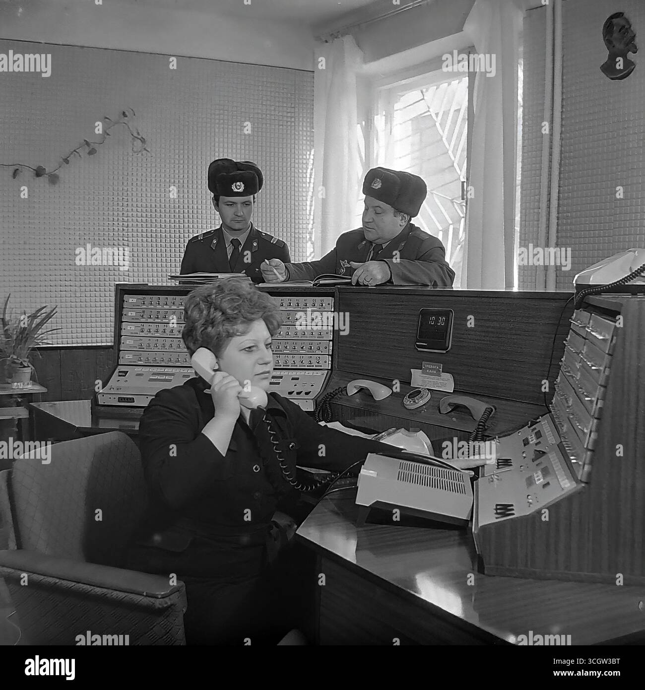 Archivfotos des Kontrollraums der Abteilung Sicherheit (Vnevedomstvennaya Okhrana) in Slowiansk, 1980er Jahre, die einen Bediener an einer sowjetischen Alarmkonsole und Offiziere als Symbol für die Strafverfolgung und den friedlichen Dienst im Donbass vor dem Krieg zeigen. Stockfoto