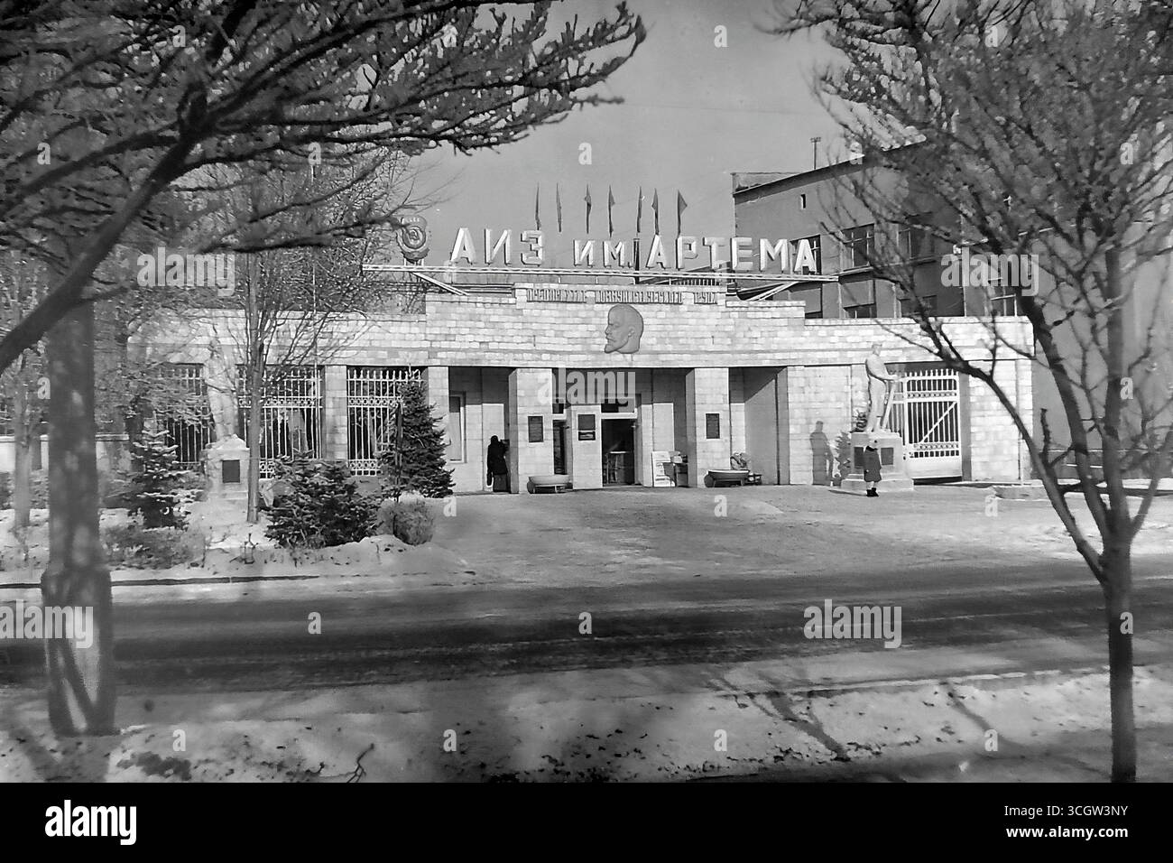 Ein Archivfoto des Haupteingangs zum AIZ-Werk, benannt nach Artyom in Slowiansk, Winter 1979, zeigt Stalinistische Architektur mit einem Basrelief Lenins, als Symbol der sowjetischen Industrietideologie und des friedlichen Lebens im Donbass vor dem Krieg Stockfoto