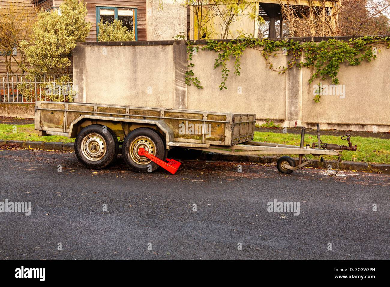 Radklemmschutz über der über der achse montierten Nabenabdeckung montiert Reifen sicher Anhänger auf der Straße sichern, um den Ausbau zu verhindern Radkante am Straßenrand zu verhindern Stockfoto