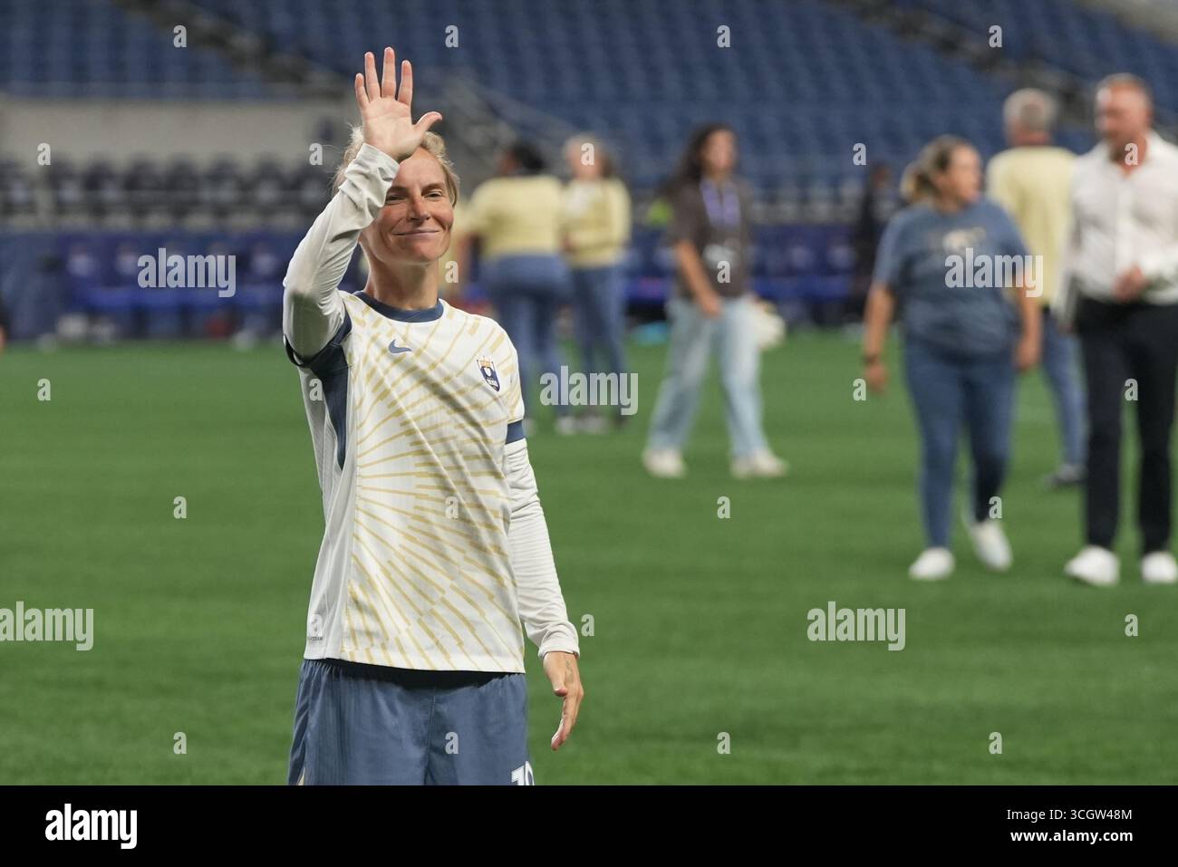 Seattle, Usa. August 2025. Seattle Reign FC Mittelfeldspieler Jess Fishlock (10) winkt den Fans nach einem NWSL-Spiel gegen San Diego Wave FC am 29. August 2025 im Lumen Field in Seattle, Washington. (Foto Nate Koppelman/SIPA USA) Credit: SIPA US/Alamy Live News Stockfoto