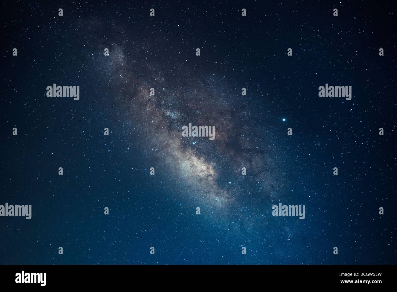 Die wunderschöne Milchstraße-Galaxie erstreckt sich über den dunklen Nachthimmel, voller funkelnder Sterne und kosmischem Staub. Stockfoto