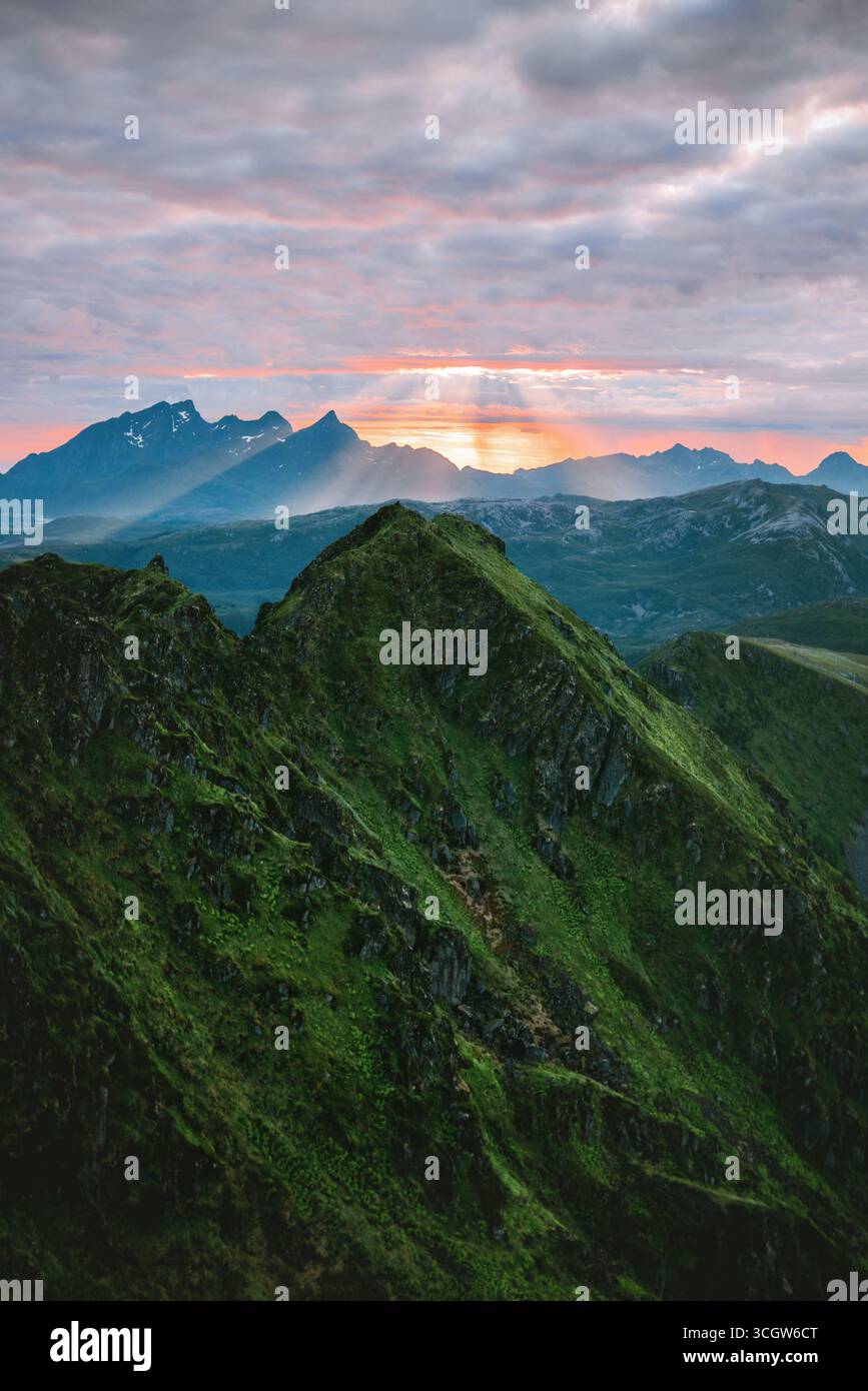 Berge Bergrücken Landschaft und Sonnenuntergang Lichtstrahlen in den Lofoten Nordnorwegen Mitternachtssonne Panoramablick reisen wilde Natur in Skandinavien Schönheit Stockfoto