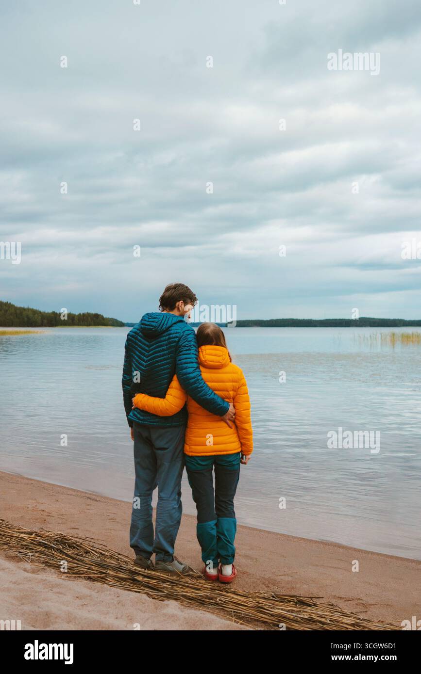 Paar verliebt Familie romantische Dating Beziehung Mann und Frau zusammen umarmt Wandern genießen Seeblick in Finnland Reise Lifestyle Outdoor Herbst Stockfoto