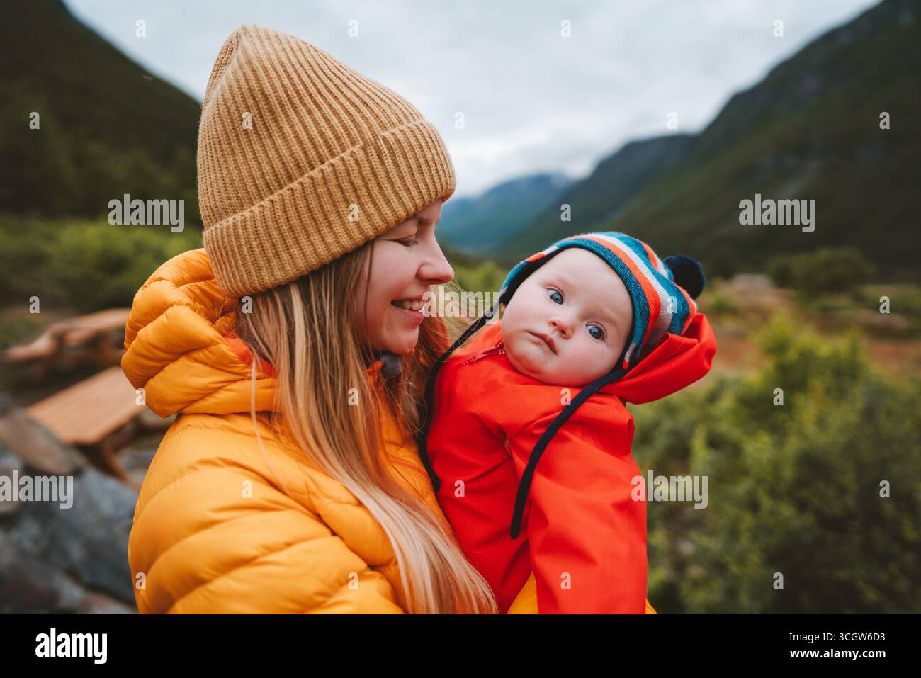 Mutter mit Kind reist in den Bergen Familienreise Mutter und Kind gehen zusammen im Freien, Frau mit Kind auf Herbstferien Tour, offen m Stockfoto