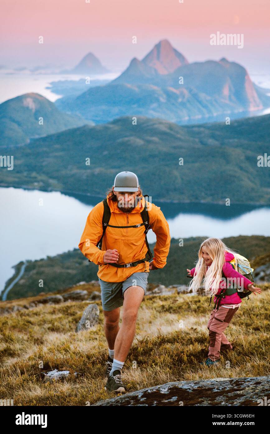 Familie Vater und Tochter haben Spaß in den Bergen Aktivurlaub in Norwegen Wanderweg abenteuerliche Reisen zusammen, gesunde Lifestyle Tour Outdoor fa Stockfoto