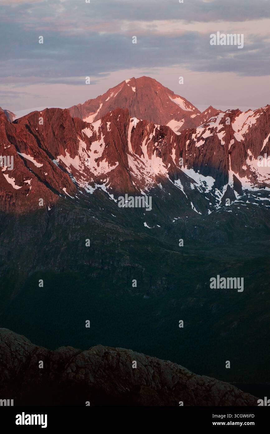 Berggipfel Sonnenuntergangslandschaft in Nordnorwegen Mitternachtssonne majestätische Landschaft Aussicht wilde Reiseziele skandinavische Natur schöne Orte Stockfoto