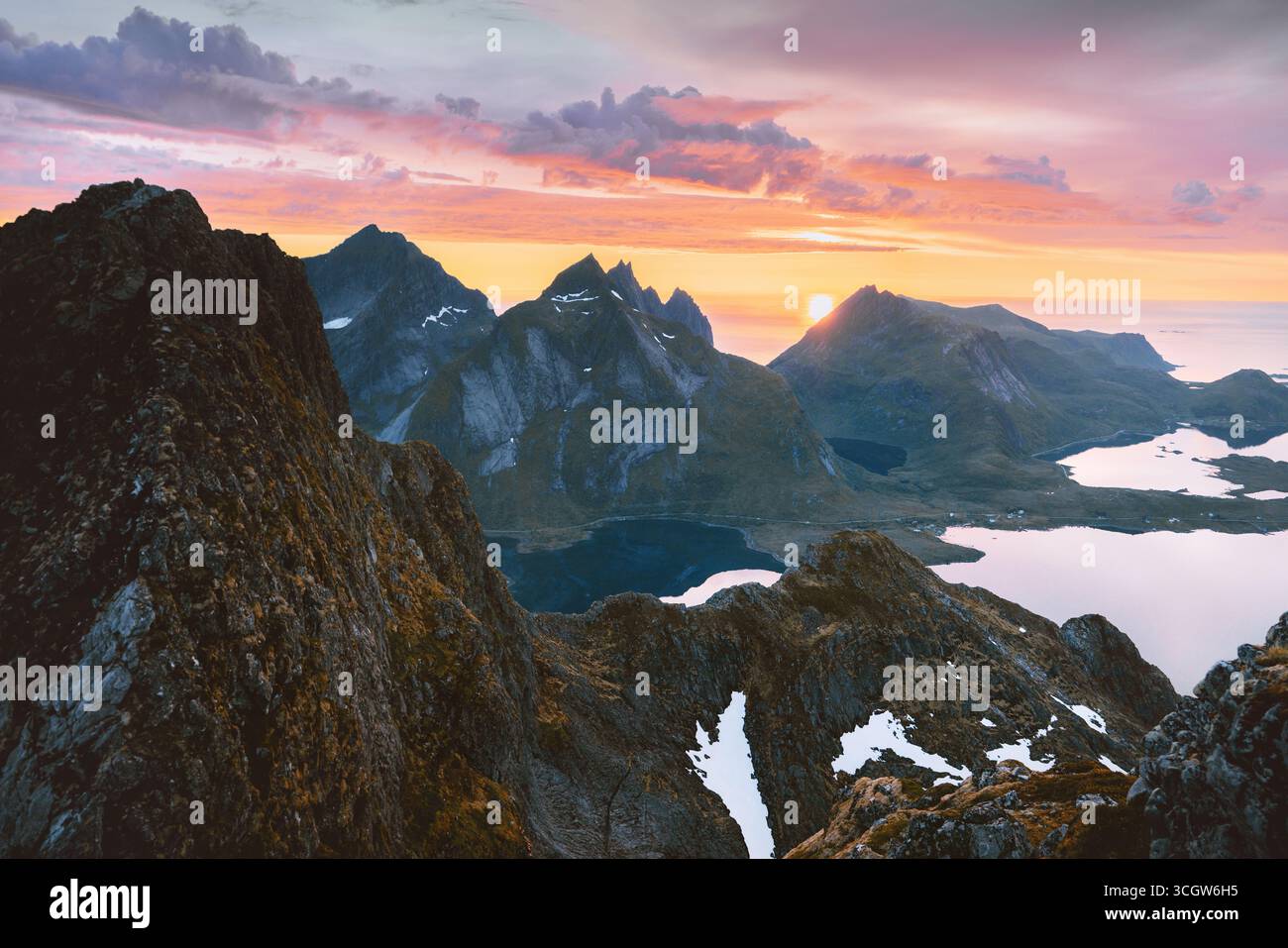 Lofoten Inseln Berge Sonnenuntergangslandschaft in Norwegen Luftsicht Felsen und Seefahrt skandinavische Reiseziele, schöne Orte Natur Sommersaison Stockfoto