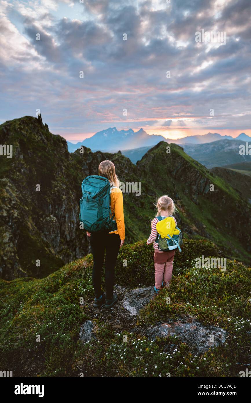 Familie Mutter und Tochter reisen in Norwegen - Wandern in den Bergen Erkunden der Lofoten Inseln im Sommerurlaub Rucksacktouristen Campingausflug, Eltern und Stockfoto