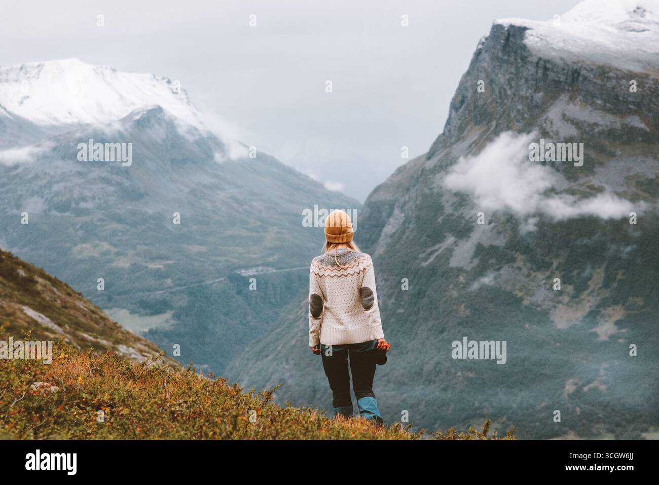 Frau Wandern allein in den Herbstbergen Reise Abenteuer Lifestyle, Reisende Mädchen Streifen in Norwegen Aktivurlaub Tourismus mit wilder skandinavischer Natur Stockfoto