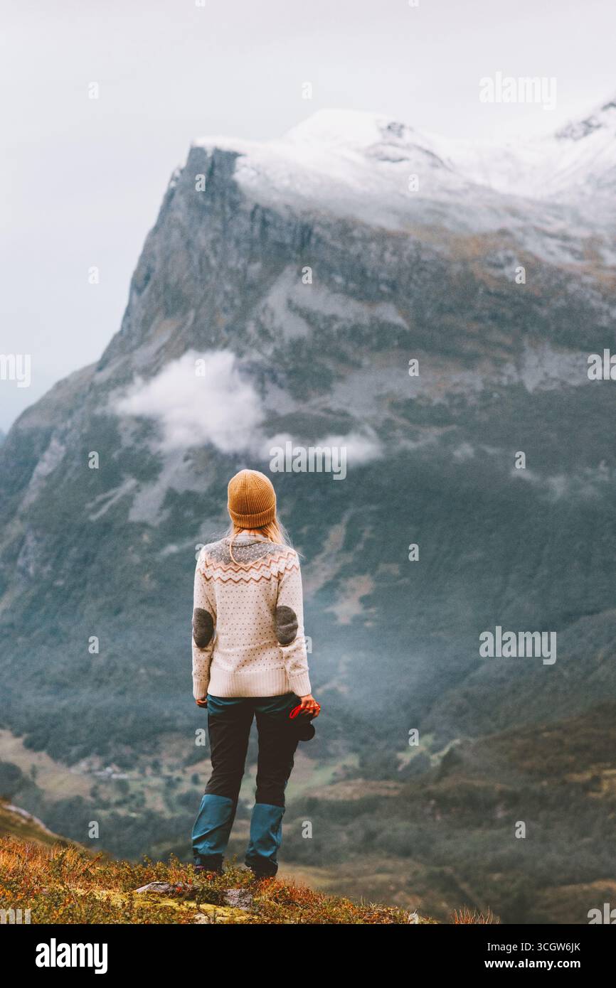 Frau Fotografin Wandern in Norwegen Herbstsaison Abenteuer Lifestyle, weibliche Touristen erkunden Nebelberge aktive Ferien Fototour wilde Scandin Stockfoto