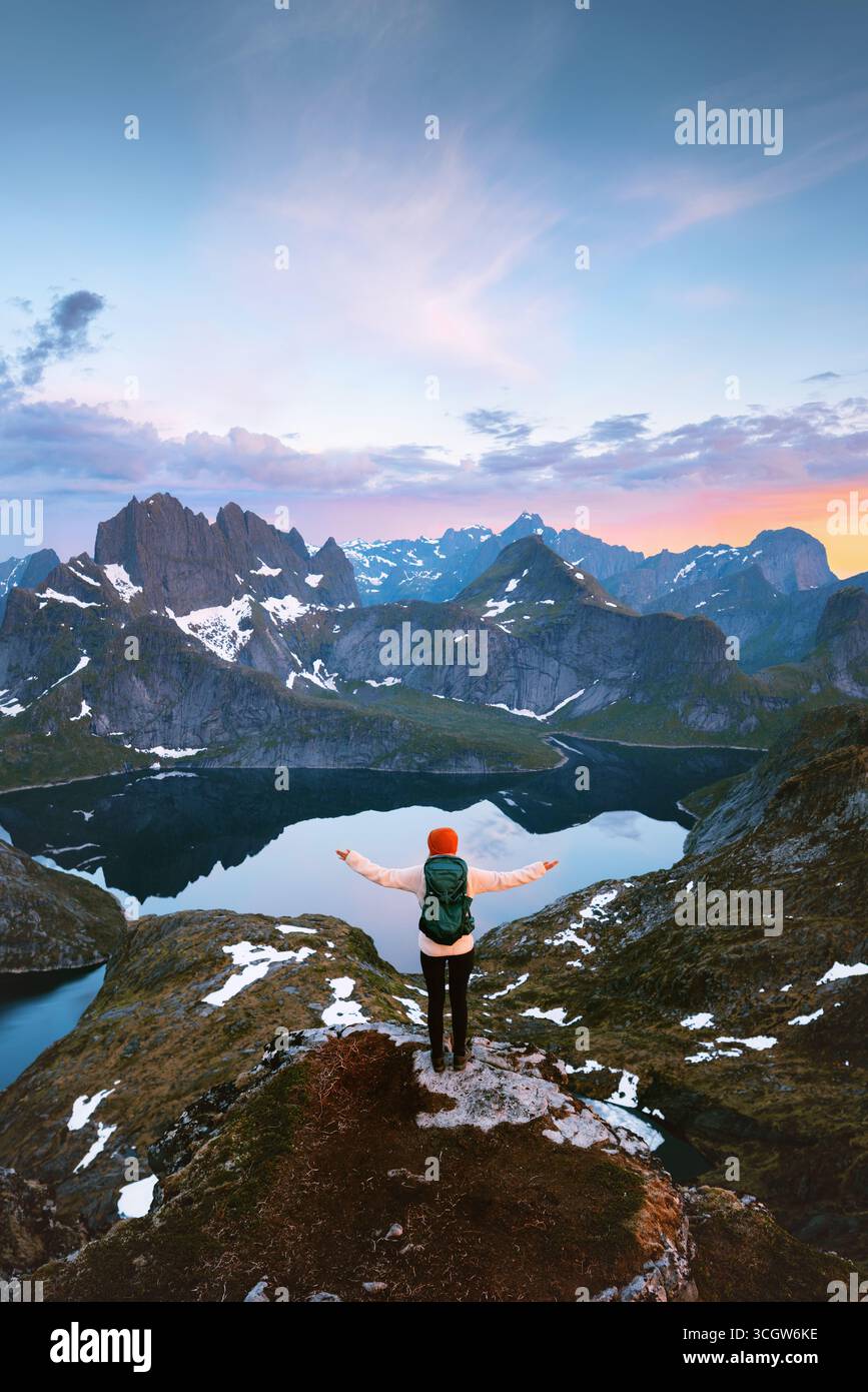 Reisende Frau Wandern allein in Norwegen Reise Lifestyle Abenteuer Reise Erkunden Sie die Lofoten Inseln im Freien, Touristen mit Rucksack genießen Berge und lak Stockfoto