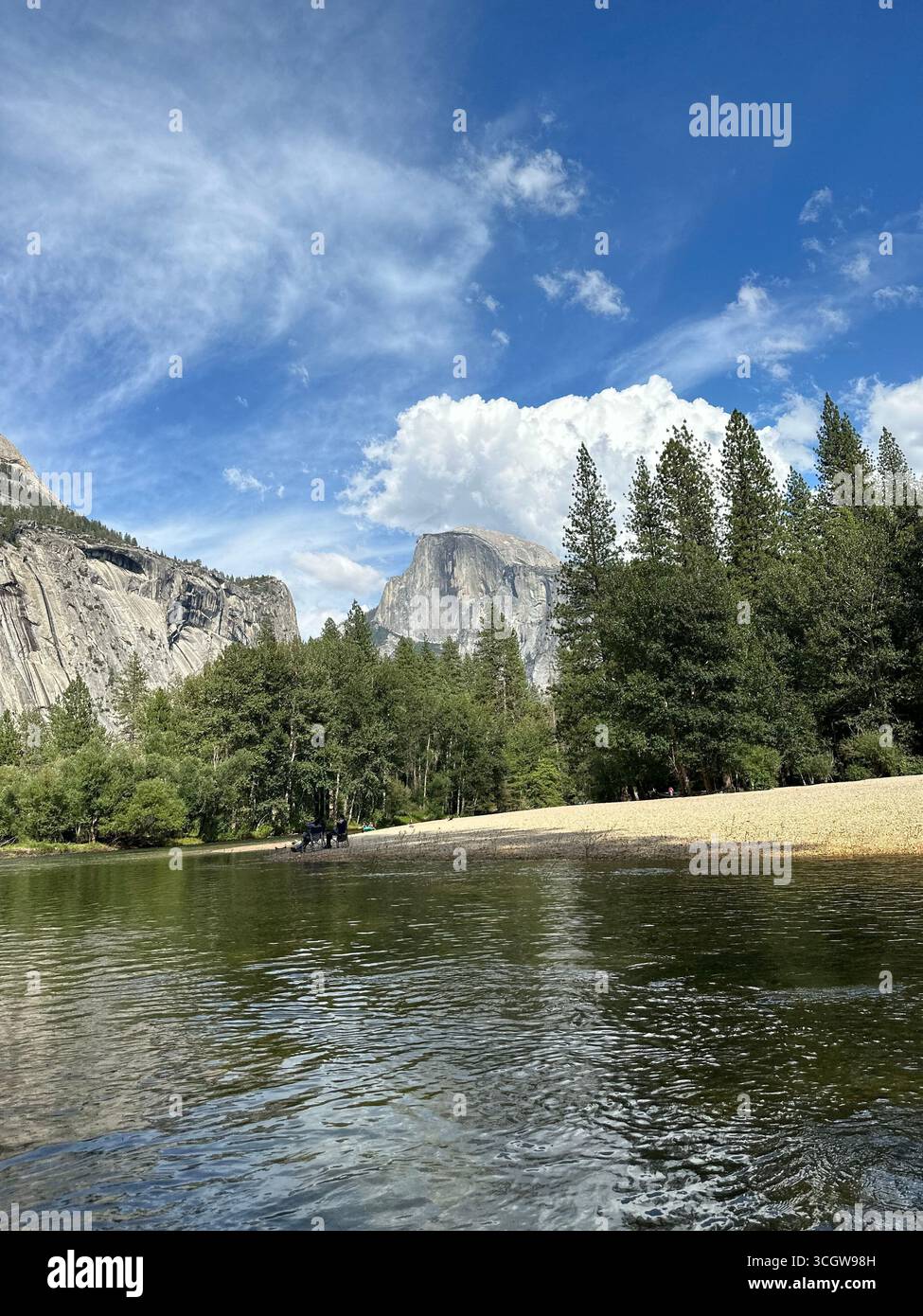 Der Half Dome Mountain spiegelt sich im Fluss im Yosemite National Park - Smartphone-aufgenommenes Stockfoto