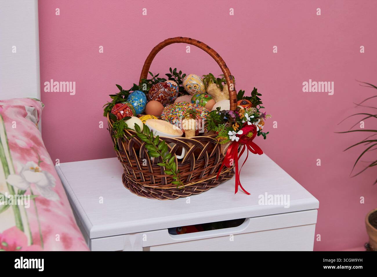 Auf dem Bordstein neben dem Bett ist ein Osterkorb, Ostermorgen Stockfoto